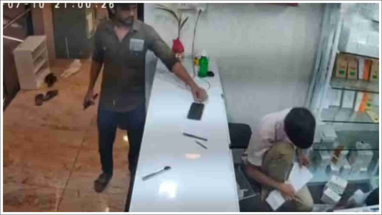Viral Video: ఏం తెలివిరా నాయనా..! ఇలాంటి దొంగతనం మీరు ఎప్పుడు చూసి ఉండరు.. వీడియో వైరల్‌