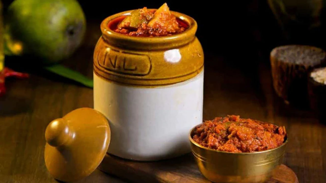 కాలక్రమేణా ఈ సంప్రదాయం. ఋతుస్రావం సమయంలో స్త్రీలను 'అపవిత్రులు'గా పరిగణించడం ప్రారంభం అయింది. కానీ మనం జాగ్రత్తగా ఆలోచిస్తే, ఇది ఆ కాలపు అవసరాలకు అనుగుణంగా తీసుకున్న నిర్ణయం మాత్రమేనని తెలుసుకోవచ్చు. 