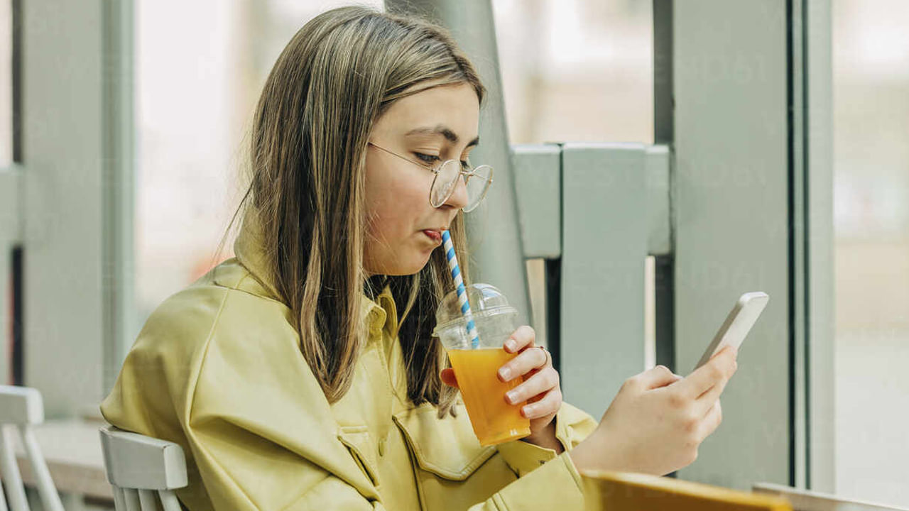 పైనాపిల్ జ్యూస్: పైనాపిల్లో బ్రోమెలైన్ అనే ఎంజైమ్ ఉంటుంది. ఇది యాంటీ ఇన్ఫ్లమేటరీ లక్షణాలను కలిగి ఉంటుంది. ఇది ఋతు నొప్పులను తగ్గించడంలో పైనాపిల్ జ్యూస్ ఎంతగానో సహాయపడుతుంది.