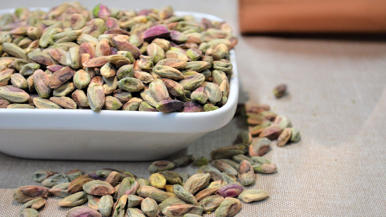 ప్రాసెస్డ్ పిస్తాలో ఉప్పు అధికంగా ఉంటుంది. కాబట్టి, ఇది రక్తపోటును పెంచే ప్రమాదం కూడా ఉందని నిపుణులు చెబుతున్నారు. దీంతో కిడ్నీపై కూడా ఒత్తిడి పడుతుందని చెబుతున్నారు. ఎక్కువ పిస్తాపప్పులు తినడం వల్ల మీ జీర్ణవ్యవస్థపై ప్రభావం చూపుతుంది. వాటి అధిక ఫైబర్ కంటెంట్ ఉబ్బరం, గ్యాస్ , డయేరియాతో సహా జీర్ణ అసౌకర్యాన్ని కలిగిస్తుంది.