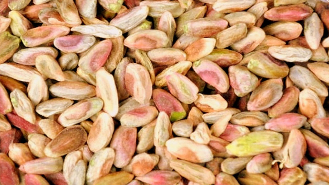 నిత్యం అధికంగా తింటే ఫ్యాటిగ్‌ వచ్చే అవకాశం ఉంది. చర్మంపై అలర్జీలు కూడా కలిగే అవకాశం ఉందంటున్నారు. పిస్తాపప్పులో ఆక్సలేట్‌లు ఉంటాయి. ఇవి మూత్రపిండాల్లో రాళ్లు ఏర్పడటానికి దోహదం చేస్తాయి. ఎక్కువ మొత్తంలో పిస్తాపప్పులు తీసుకోవడం వల్ల కిడ్నీలో రాళ్లు వచ్చే ప్రమాదం పెరుగుతుందని నిపుణులు చెబుతున్నారు.