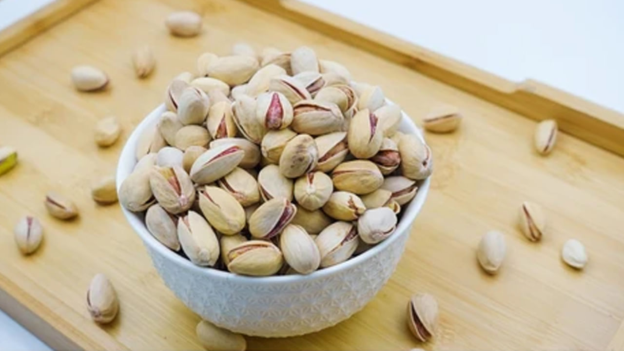 పిస్తాతో అస్పష్టమైన దృష్టి, మైకం, మూర్ఛ వంటి దుష్ప్రభావాలకు దారి తీస్తుంది. కొందరికి శ్వాస కోస సంబంధిత వ్యాధులు, చర్మ వ్యాధులు, అలెర్జీతో బాధపడుతుంటారు. వీళ్లలో కొందరికి సీడ్స్, డ్రై ఫ్రూట్స్ పడవు. అందుకే అలర్జీ సమస్యలతో బాధపడేవారు పిస్తా పప్పుకి దూరంగా ఉండాలి. 