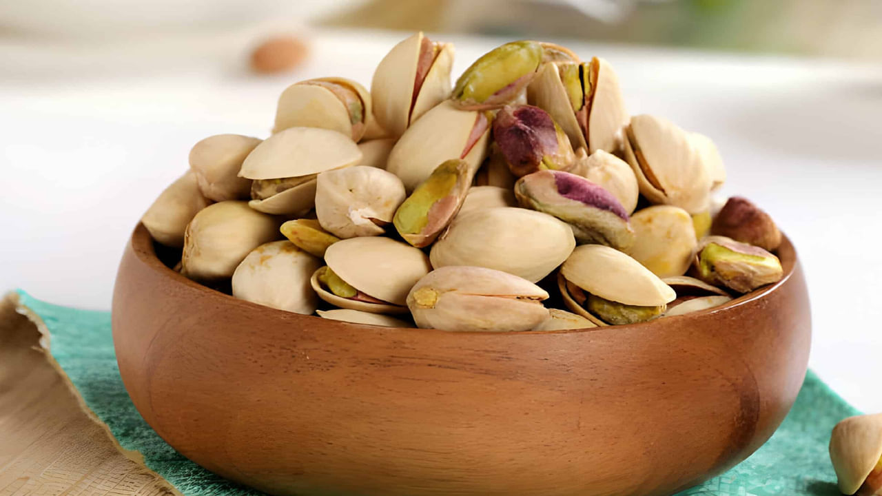 పిస్తా పప్పును అతిగా తినటం వల్ల అధిక కేలరీలు అందుతాయి. దీంతో త్వరగా బరువు పెరిగే అవకాశం ఉందంటున్నారు నిపుణులు. కొలెస్ట్రాల్ స్థాయిలో కూడా మార్పులు రావచ్చు అంటున్నారు. పిస్తా పప్పును అతి తినడం వల్ల ఒక్కోసారి అజీర్ణంతో ఇబ్బంది పడాల్సి వస్తుందని నిపుణులు హెచ్చరిస్తున్నారు.