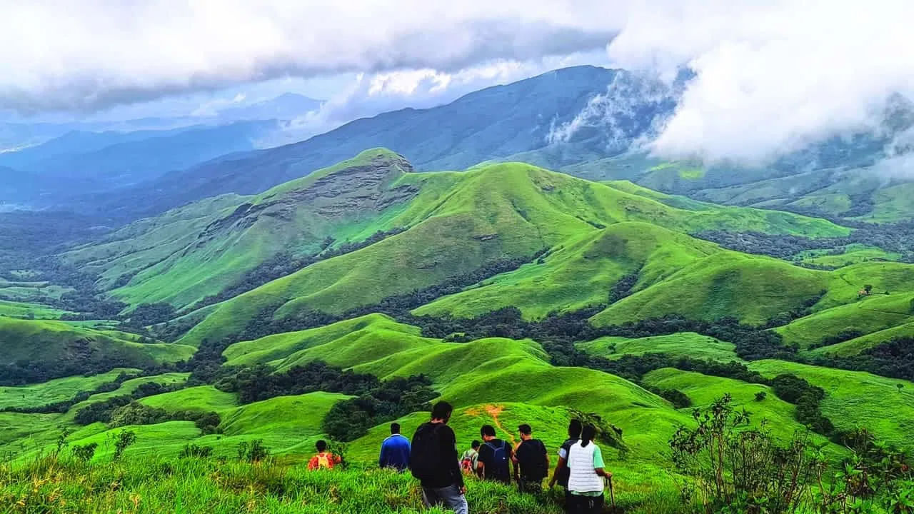 కూర్గ్, కర్ణాటక: కర్ణాటకలోని అందమైన ప్రదేశాల్లో కూర్గ్ ఒకటి. వర్షాకాలంలో కూర్గ్లోని పచ్చని కాఫీ ఎస్టేట్లు, అటవీ దారులు అద్భుతంగా ఉంటాయి. ఒంటరిగా వచ్చే సందర్శకులు ఏకాంతాన్ని ఇవ్వడంలో ఇది ముదుంటుంది. పొగమంచు, మంచుతో కప్పబడిన కొండలు, తేలికపటి చినుకుల మధ్య ప్రకృతి సౌందర్యాన్ని చూస్తూ ఆనందంగా ఎంజాయ్ చేయవచ్చును.
