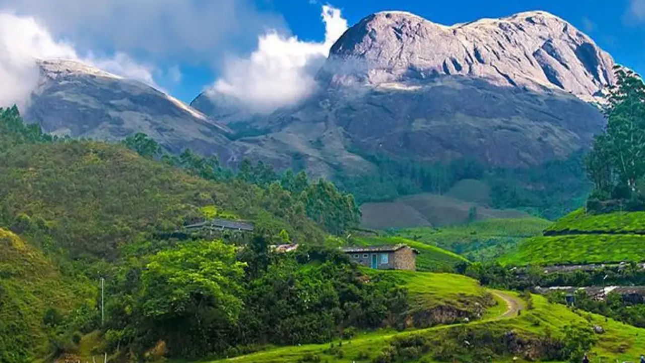 తవాంగ్, అరుణాచల్ ప్రదేశ్: సాహసోపేతమైన ఒంటరి ప్రయాణికులకు అద్బుతమైన ప్రదేశం తవాంగ్. వర్షాకాలంలో హిమాలయాల అందాలను చూడటానికి ఇది బెస్ట్ ప్లేస్. పురాతన మఠాలపై మేఘాలు వేలాడుతున్నాయా అన్నట్లు కనిపించే ప్రదేశాలు. ప్రశాంతమైన వాతావరణం చాలా అద్భుతంగా ఉంటుంది.