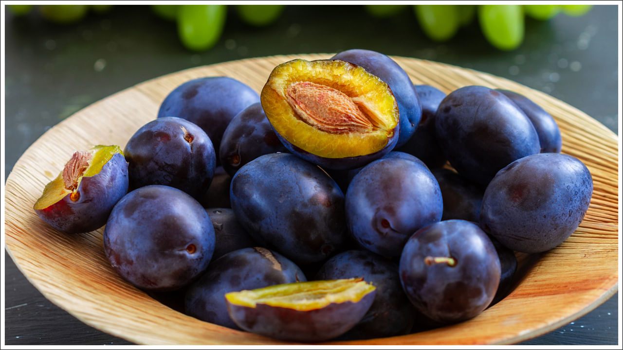 జీర్ణక్రియ: రేగు పండ్లు జీర్ణక్రియకు ఉత్తమమైన పండ్లలో ఒకటి. ఎందుకంటే వాటిలో చాలా ఫైబర్ ఉంటుంది. ఇది ముఖ్యంగా మలబద్ధకాన్ని నివారించడంలో సహాయపడుతుంది. ఒక రేగు పండ్లలో దాదాపు 1 గ్రాము ఫైబర్ ఉంటుంది. ఇందులో ఎక్కువ భాగం కరిగేది. ఇది  మలబద్ధకాన్ని నివారించడానికి సహాయపడుతుంది. వర్షాకాలంలో సంభవించే ఉబ్బరం, కడుపు అసౌకర్యానికి రేగు పండ్లు తినడం చాలా మంచిది.