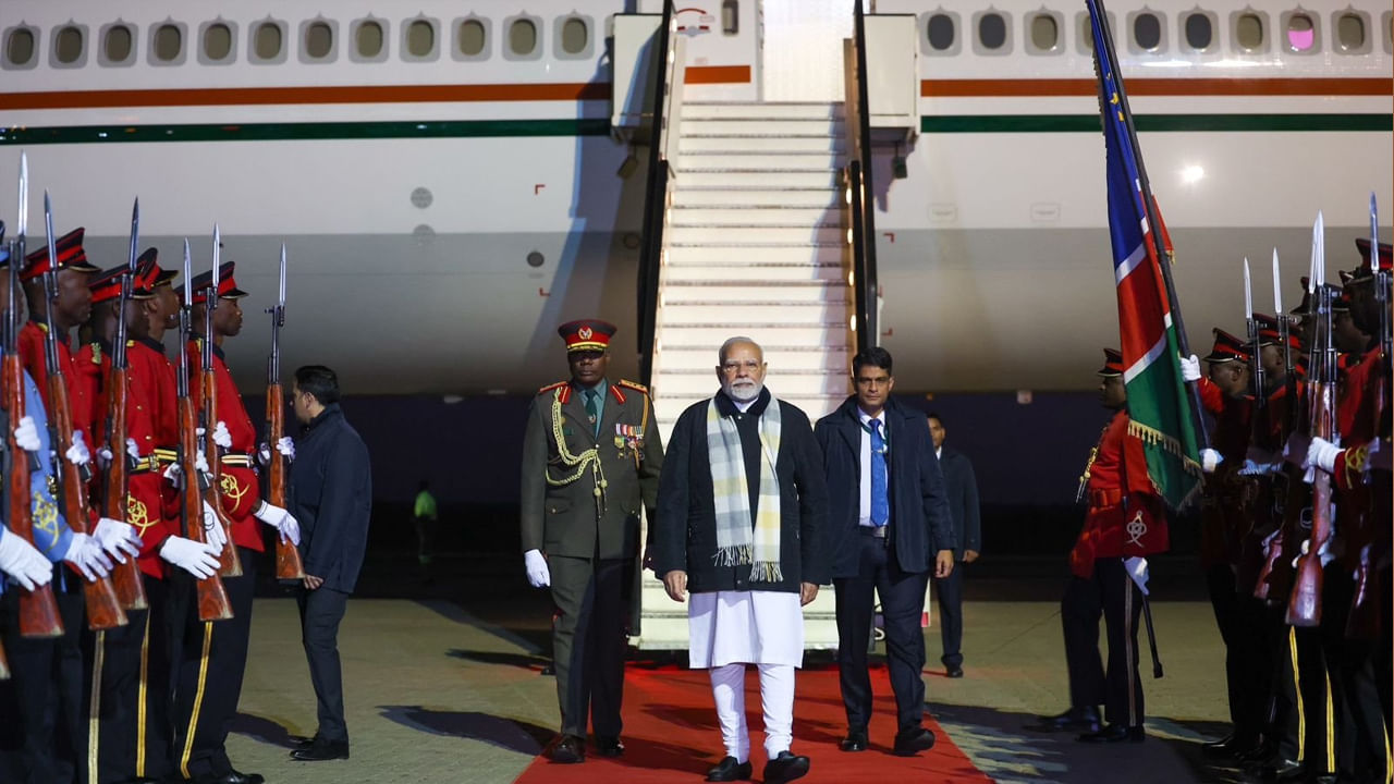 PM Modi: నమీబియాలో అడుగుపెట్టిన మోడీ.. 21 గన్స్తో గ్రాండ్ వెల్కమ్..