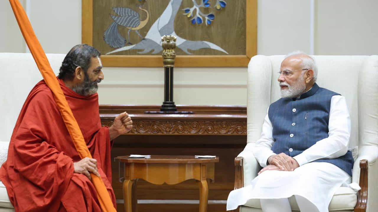 ఢిల్లీలోని ప్రధాని నివాసంలో ఈ ఉదయం డాక్టర్ రామేశ్వరరావ్, రామురావుతో కలిసి ప్రధానమంత్రి నరేంద్రమోదీని కలిసిన చినజీయర్ స్వామి... హైదరాబాద్ ముచ్చింతల్‌లోని సమతా మూర్తి స్ఫూర్తి కేంద్రం విశేషాలను వివరించారు. 