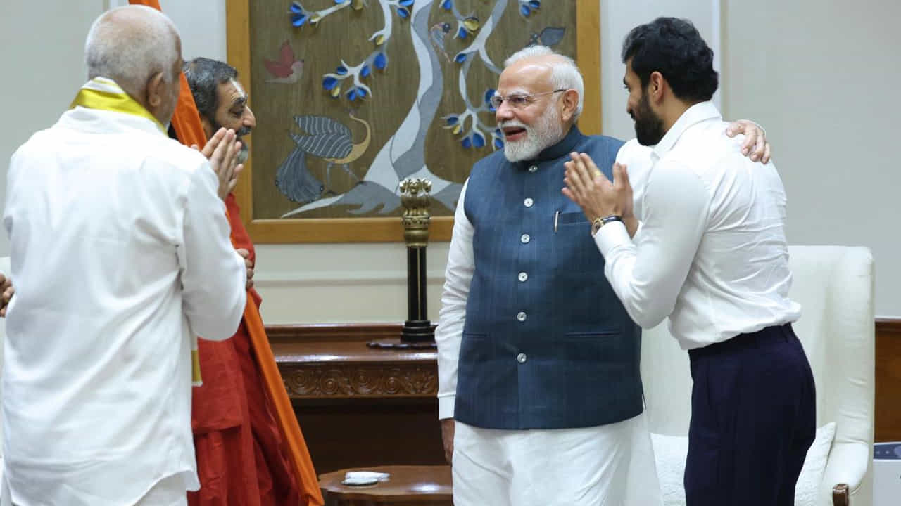ముచ్చింతల్‌లోని సమతామూర్తి స్ఫూర్తి కేంద్రం 3 వార్షికోత్సవాల సందర్భంగా ఈ ఏడాది చివరలో నిర్వహించే ముగింపు వేడుకలకు విశిష్ఠ అతిధిగా రావాలని ప్రధానమంత్రిని ఆహ్వానించారు. ఇందుకు ప్రధానమంత్రి మోదీ సానుకూలంగా స్పందించారు.