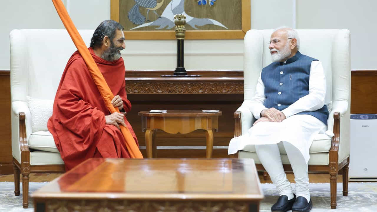 ఆధ్యాత్మిక, దైవిక కార్యక్రమాల ద్వారా సమాజంలో భక్తిభావాన్ని పెంపొందిస్తూ స్ఫూర్తిదాయకంగా నిలుస్తున్నారంటూ ప్రధాని మోదీ ఈ సందర్భంగా శ్రీ శ్రీ శ్రీ చిన్నజీయర్ స్వామి,  మైహోమ్‌ గ్రూప్ చైర్మన్ డా. రామేశ్వరరావును అభినందించారు. 