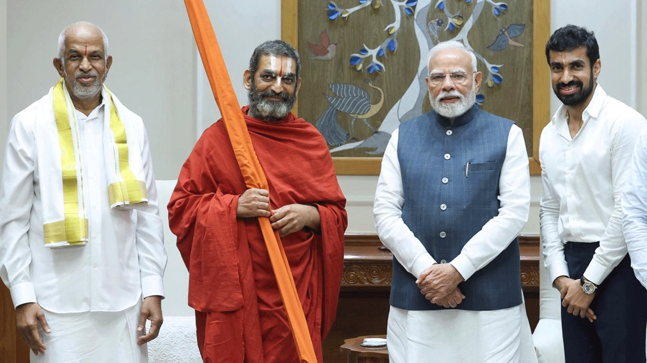  సమతా మూర్తి స్ఫూర్తి కేంద్రం ప్రాంగణంలో ఉన్న 108 దివ్య దేశాలలో కొలువుతీరిన దేవతామూర్తులకు జరిగే నిత్య కైంకర్యాలను ప్రధానికి తెలియజేశారు. 45 నిమిషాల పాటు సాగిన ఈ భేటీలో జీయర్ ట్రస్ట్ ఆధ్వర్యంలో నడుస్తోన్న నేత్ర విద్యాలయం, ఆయుర్వేద- హోమియో కళాశాల పురోగతి గురించి ప్రధాని ఆసక్తిగా తెలుసుకున్నారు. 
