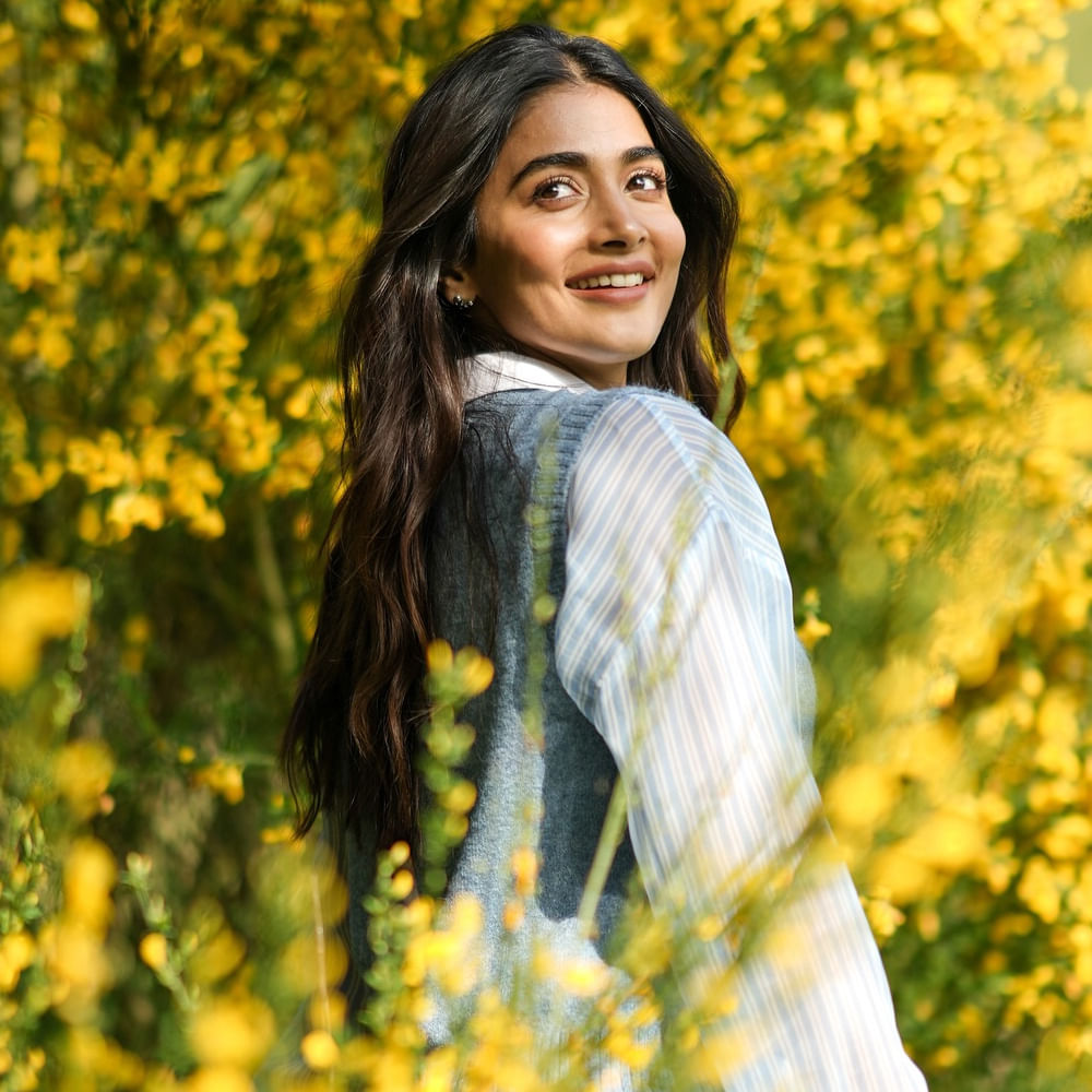 కొద్ది రోజులుగా కెరీర్ విషయంలో తడబడుతున్న పూజ హెగ్డేకి.. లేటెస్ట్ మూవీ మంచి బూస్ట్ ఇచ్చింది. హీరోయిన్ క్యారెక్టర్ కాకపోయినా... ప్రజెంట్ పూజ పేరు టాప్లో ట్రెండ్ అవుతోంది. ఈ జోష్తో టాలీవుడ్ రీ ఎంట్రీకి పక్కాగా ప్లాన్ రెడీ చేసుకుంటున్నారు బుట్టబొమ్మ. మరి తెలుగు తెర మీద అరవిందకు అంత స్కోప్ ఉంటుందా..?