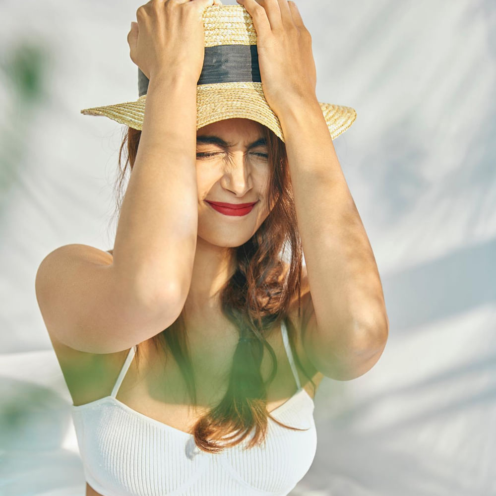 టాలీవుడ్ ఇండస్ట్రీలో ఆమె క్రేజీ హీరోయిన్. తెలుగు, తమిళం, హిందీ భాషలలో స్టార్ హీరోలతో కలిసి ఎన్నో సూపర్ హిట్ చిత్రాల్లో నటించింది. ఒకప్పుడు ఇండస్ట్రీలోని టాప్ హీరోయిన్లలో ఆమె ఒకరు. కానీ కొన్నాళ్లుగా ఈ బ్యూటీ సైలెంట్ అయ్యింది. అంతగా సినిమాల్లో కనిపించడం లేదు. కొత్త సినిమాలతోపాటు.. ఇప్పటికే గ్రీన్ సిగ్నల్ ఇచ్చిన మూవీస్ నుంచి తప్పుకుని షాకిచ్చింది.