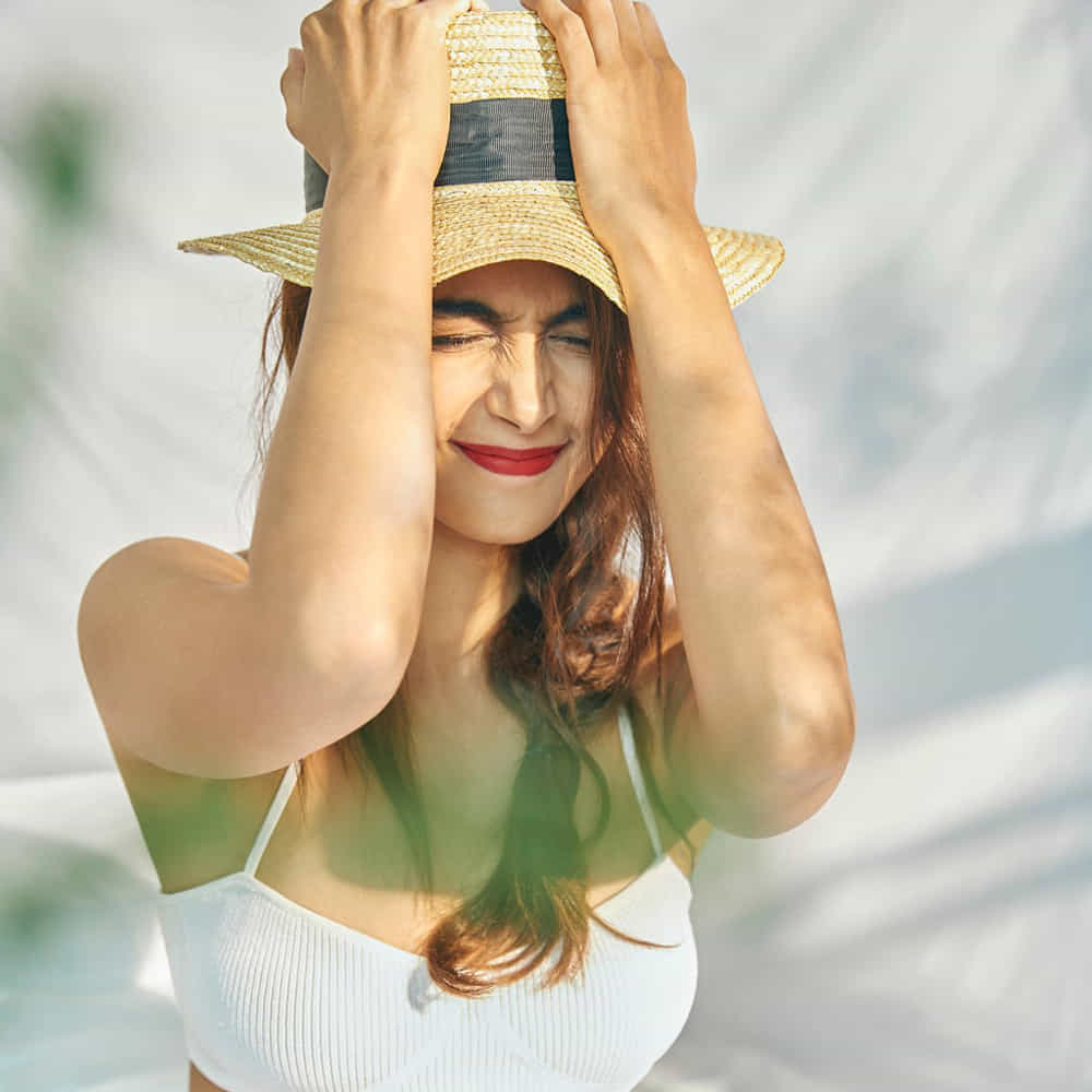 టాలీవుడ్ ఇండస్ట్రీలో ఆమె క్రేజీ హీరోయిన్. తెలుగు, తమిళం, హిందీ భాషలలో స్టార్ హీరోలతో కలిసి ఎన్నో సూపర్ హిట్ చిత్రాల్లో నటించింది. ఒకప్పుడు ఇండస్ట్రీలోని టాప్ హీరోయిన్లలో ఆమె ఒకరు. కానీ కొన్నాళ్లుగా ఈ బ్యూటీ సైలెంట్ అయ్యింది. అంతగా సినిమాల్లో కనిపించడం లేదు. కొత్త సినిమాలతోపాటు.. ఇప్పటికే గ్రీన్ సిగ్నల్ ఇచ్చిన మూవీస్ నుంచి తప్పుకుని షాకిచ్చింది.