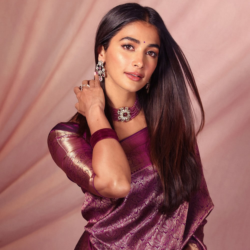 కానీ ఇప్పుడు మోనికా పాటతో ఈ అమ్మడు పేరు మరోసారి మారుమోగుతుంది. సూపర్ స్టార్ రజినీకాంత్ హీరోగా నటిస్తున్న కూలీ చిత్రంలో ఓ స్పెషల్ సాంగ్ చేసింది. మోనికా అంటూ వచ్చే ఈ పాటలో పూజా గ్లామర్ ప్రెజన్స్, స్టెప్పులతో నెట్టింట హైలెట్ అయ్యింది ఈ అమ్మడు.