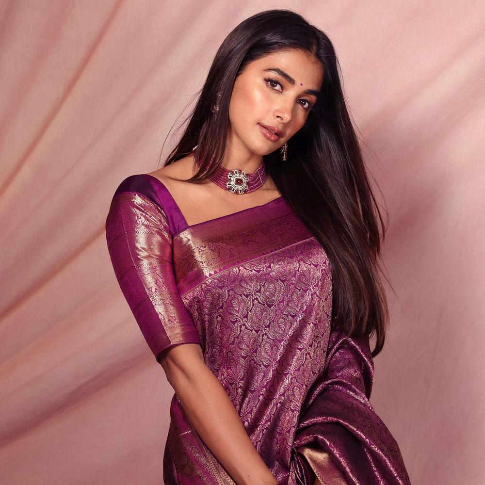 అయితే ఈ పాటకు పూజా కేవలం రూ.70 లక్షలు మాత్రమే పారితోషికం తీసుకున్నట్లు సమాచారం. సాధారణంగా ఒక్కో స్పెషల్ చేసేందుకు హీరోయిన్స్ కోట్లలో రెమ్యునరేషన్ తీసుకుంటుండగా.. పూజా మాత్రం కేవలం రూ.70 లక్షలు తీసుకోవడం ఇప్పుడు ఇండస్ట్రీలో చర్చనీయాంశంగా మారింది.