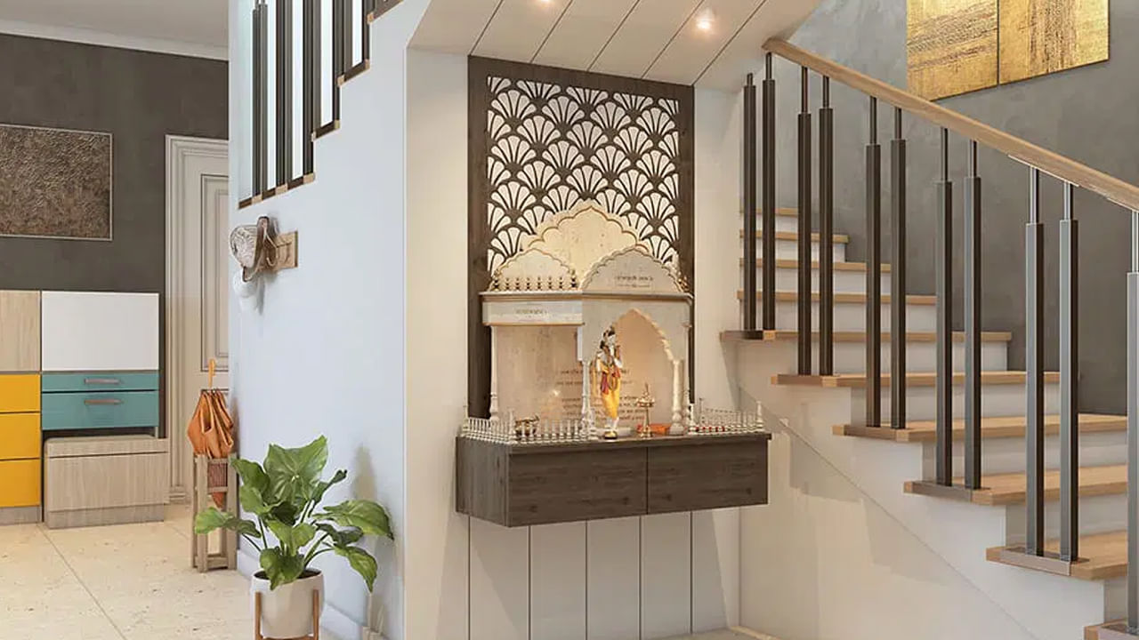 అంతేకాకుండా  ఇంట్లోని మెట్ల కింద ఖాళీ స్థలం కనిపిస్తే చాలు అక్కడ పూజ గది ఏర్పాటు చేసుకుంటున్నారు. కానీ ఇలా ఇంటిలోపల మెట్ల కింద పూజ గది ఉండటం మంచిది కాదు అని వాస్తు శాస్ద్రం చెబుతుంది. ఇది ఇంటికి చాలా అశుభం అంట. ఎందుకంటే? దీనికి ముఖ్య కారణం మనం ఇంటిలోప మెట్లు ఎక్కడం అంటే మన పాదాలు మెట్లపై పడుతుంటాయి.