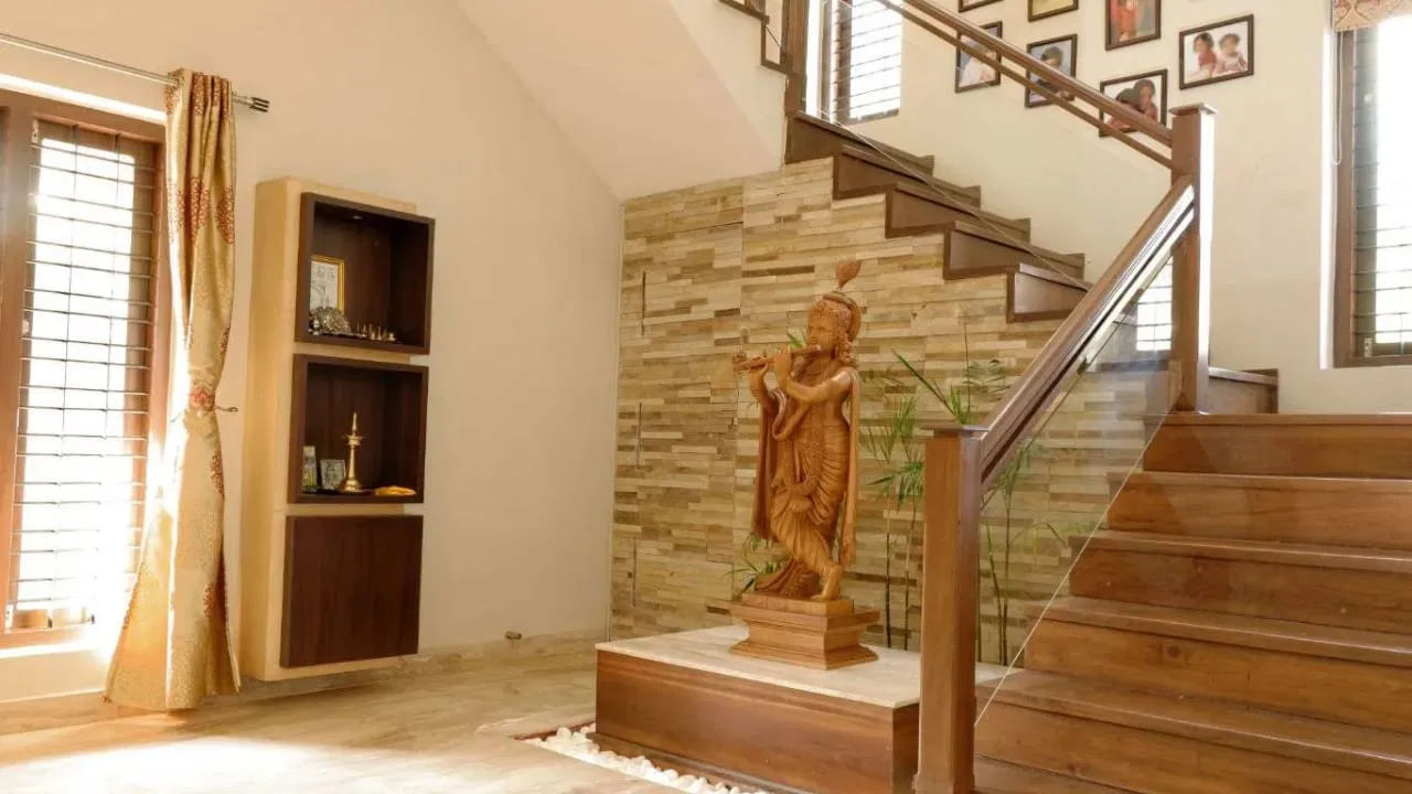  అంతే కాకుండా ఇంట్లో మెట్ల కింద పూజ రూమ్ ఉండటం వలన ఇంట్లో ప్రతి కూలతను సృష్టిస్తుందంట. మెట్ల కింద ఆలయాన్ిన ఉంచడం వలన ఇంట్లో కుటుంబ సమస్యలు తలెత్తుతాయంట.అలాగే వాస్తు దోషాలు కూడా ఏర్పడుతాయంట. ఇది కుటుంబ సభ్యుల విజయానికి ఆటకం కావచ్చు, అంతే కాకుండా మెట్ల కింద గుడి ఉండటం వలన ఇది ఇంటి సభ్యుల ఆరోగ్యంపై ప్రభావం చూపుతుందని చెబుతున్నారు పండితులు.