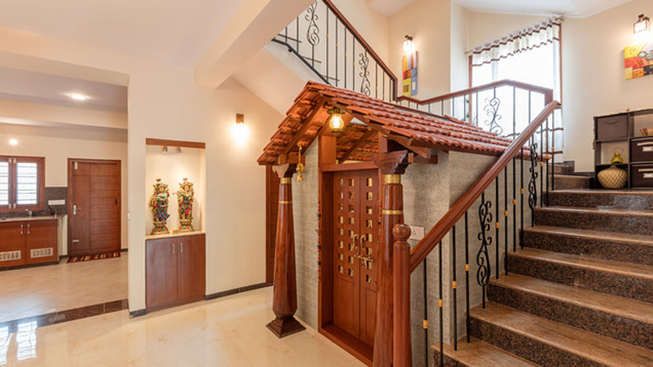 ఇప్పుడు ఇంట్లోని మెట్ల కింద దేవుని రూమ్ నిర్మించడం ట్రెండ్ అయిపోయింది. అయితే వాస్తు ప్రకారం ఇంటిలోప మెట్లు ఉండటమే మంచిది కాదని చెబుతున్నారు వాస్తు నిపుణులు. కానీ ఈ రోజుల్లో చాలా మంది ఇంటిలోపల మెంట్లు నిర్మించుకుంటున్నారు.