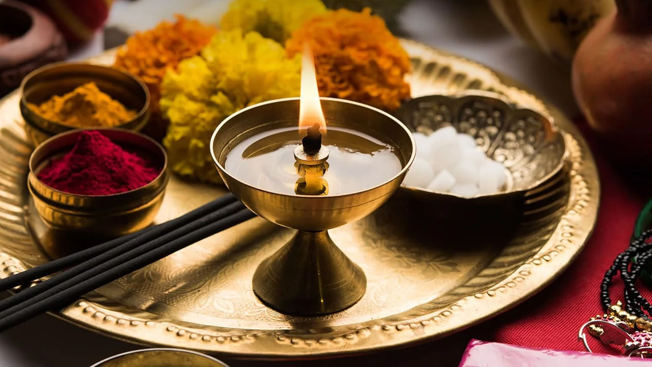 ఆషాఢ మాసం హిందూ క్యాలెండర్‌లోని ఒక ముఖ్యమైన మాసం. ఈ మాసం సాధారణంగా శుభకార్యాలకు అనుకూలం కాదు అని నమ్ముతారు. అయితే, ఈ కాలంలో కొన్ని ప్రత్యేకమైన పూజలు, దానాలు చేయడం ద్వారా అదృష్టం, ఆరోగ్యం, శుభాలను పొందవచ్చని భక్తులు నమ్ముతారు. 