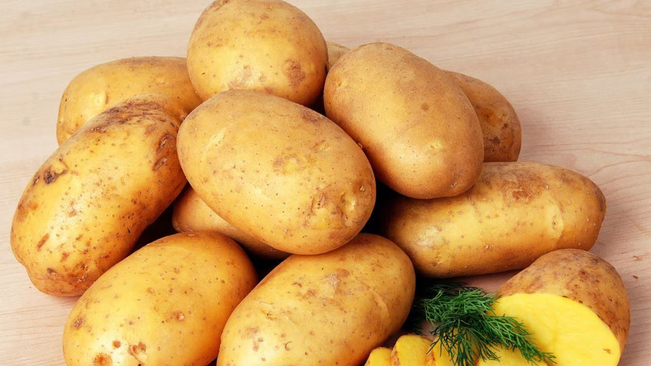 అందుకే తప్పకుండా బంగాళదుంపల విషయంలో జాగ్రత్తలు తీసుకోవాలంటున్నారు నిపుణులు. కొందరు డబ్బు సంపాదించడానికి మార్కెట్‌లో నకిలీ బంగాళదుంపలు అమ్మడం ప్రారంభించారు, వీటిని గుర్తించడం చాలా కష్టం, నకిలీ బంగాళ దుంపలు తినడం వలన అనేక వ్యాధులు వచ్చే ప్రమాదం ఉందని చెబుతున్నారు ఆరోగ్య నిపుణులు. 