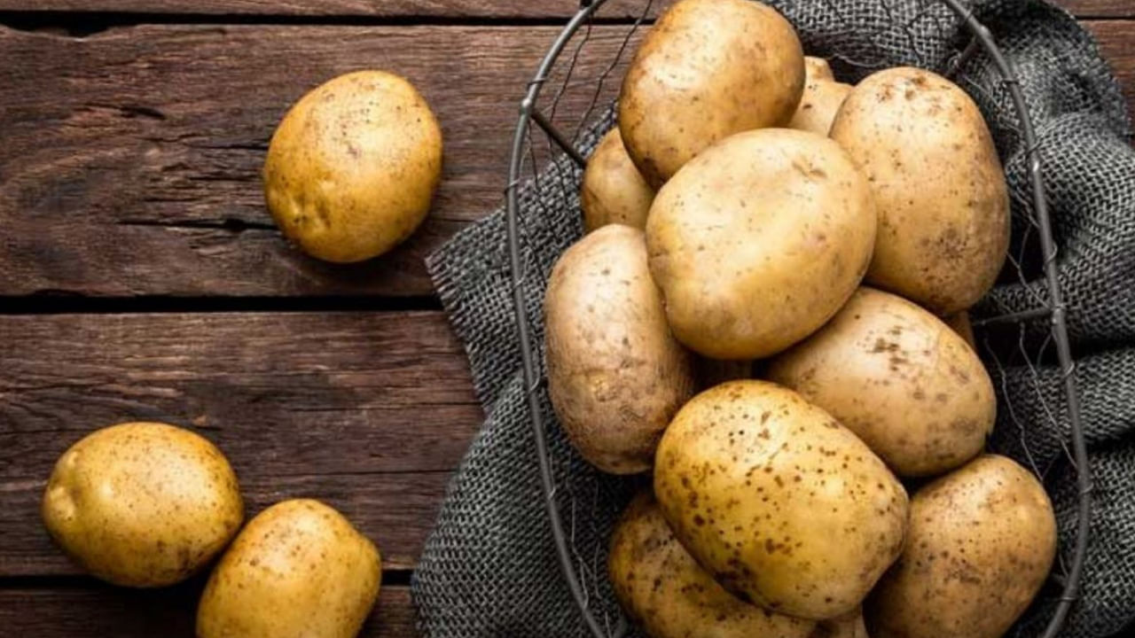 ఇవే కాకుండా మీరు బంగాళ దుంపను కోసినప్పుడు దాని రంగు లోపల, వెలుపల దాదాపు ఒకేలా ఉంటే అది సహజమైనది, నకిలీ బంగాళదుంపలో  బయట, వెలుపల రంగు భిన్నంగా ఉంటుందంట. అదే విధంగా, నకిలీ బంగాళదుంపపై ఉన్న బుద నీటిలో కరిగిపోయి, త్వరగా శుభ్రపడుతుందంట. కానీ నిజమైన బంగాళ దుంప పై ఉన్న బురద రుద్దిన తర్వాత కూడా అంత త్వరగా శుభ్రపడదంట. ఈ చిట్కాల ద్వారా సులభంగా నకిలీ, నిజమైన బంగాళ దుంపలను గుర్తించవచ్చునంట.