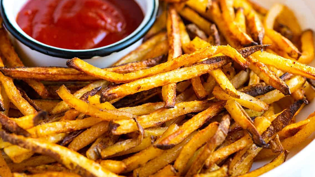 డీ ఫ్రై చేసిన బంగాళదుంపలు: బంగాళదుంపలతో చేసిన ఫ్రెంచ్ ఫ్రైస్, చిప్స్ తినడానికి చాలామంది ఇష్టపడతారు. అయితే వీటిని ఎక్కువగా తీసుకుంటే శరీరానికి హాని కలుగుతుంది. వీటి కారణంగా విలువైన మూత్రపిండాలు ప్రమాదంలో పడుతుంది. గుండె, కిడ్నీ వ్యాధులు రాకుండా ఉండాలంటే డీప్ ఫ్రైడ్ ఫుడ్‌కు దూరంగా ఉండాలి. బంగాళాదుంపలలో పొటాషియం అధికంగా ఉన్న కారణంగా మూత్రపిండాల వ్యాధి ఉన్నవారు వీటిని తగ్గించాలని వైద్యులు సిఫార్సు చేస్తున్నారు.