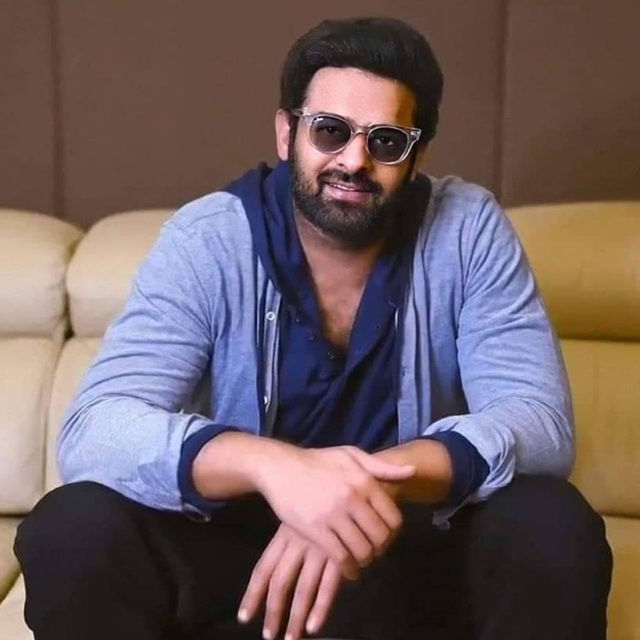 సినిమాలు అనుకున్న టైమ్‌కు వచ్చినా.. రాకపోయినా తెలుగు ఇండస్ట్రీలో ఎప్పుడూ బిజీగా ఉండే హీరో మాత్రం ప్రభాస్ ఒక్కరే. సెట్స్‌పై 2.. లైన్‌లో 3 ప్రాజెక్ట్స్‌తో ఎవరికీ దొరకనంత బిజీగా ఉన్నారు రెబల్ స్టార్. అయితే వీటి లైనప్ విషయంలోనే కాస్త కన్ఫ్యూజన్ క్రియేట్ అవుతుంది. ముఖ్యంగా ఏది ముందు.. ఏది తర్వాత అనే లెక్కల్లో మేకర్స్ మధ్య క్లారిటీ మిస్ అవుతుంది.
