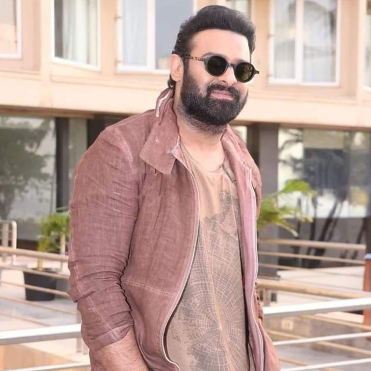 ప్రభాస్ బెస్ట్ లుక్ ఏంటి అంటే.. మిర్చి అని ఠక్కున చెప్పేస్తుంటారు ఆయన ఫ్యాన్స్. చేసే పనులు హార్డ్ వేర్ అయినా గానీ.. నీట్గా టక్ చేసుకుని సాఫ్ట్వేర్ ఇంజనీర్లా ఉంటారు రెబల్ స్టార్. దాని తర్వాత బాహుబలి చేసారు కాబట్టి అప్పట్నుంచి బరువు పెరిగిపోయారీయన. మధ్యలో సాహో, రాధే శ్యామ్ కోసం కాస్త సన్నబడ్డా మిర్చి లుక్ అయితే రాలేదు.