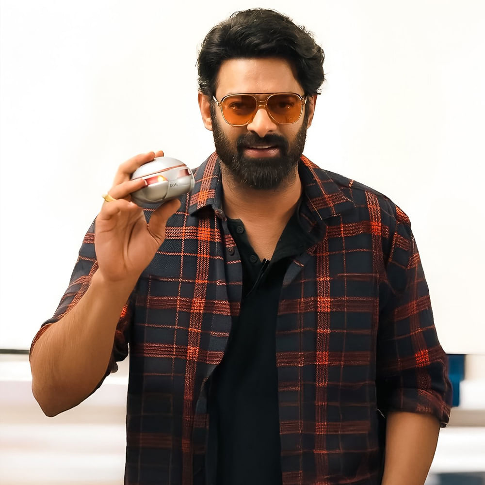 కానీ సెట్స్ మీద ఉన్న రాజా సాబ్, హను రాఘవపూడి ఫౌజీ సినిమాల కోసం మాత్రం బాగా మేకోవర్ అయ్యారు ప్రభాస్. రాజా సాబ్ టీజర్లో వింటేజ్ లుక్లో దర్శనమిచ్చారు.