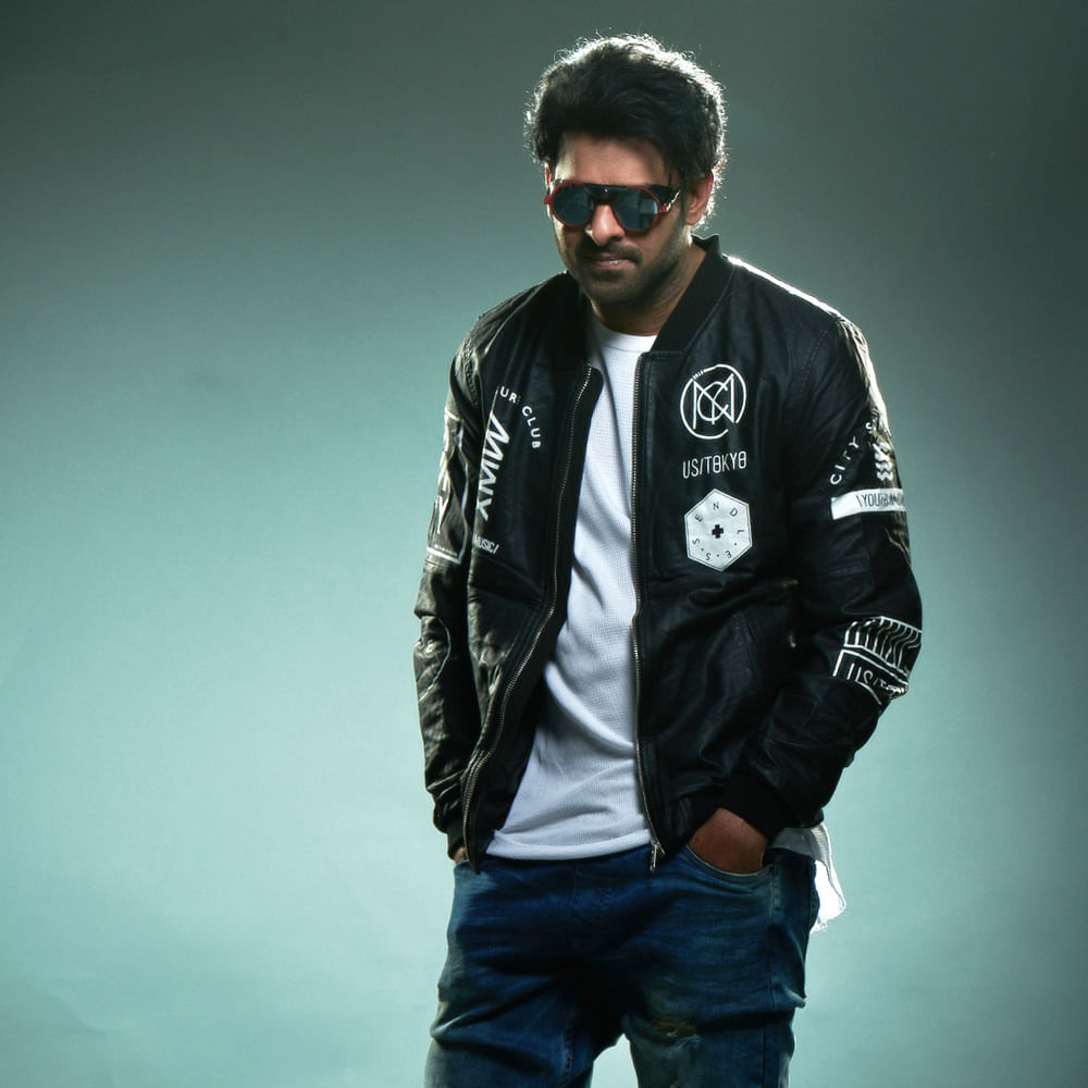 రాజా సాబ్లో వింటేజ్ లుక్ మాత్రమే కాదు.. వింటేజ్ కామెడీ కూడా చేస్తున్నారు ప్రభాస్. అలాగే హను సినిమాలో మరింత సన్నగా మారిపోయారు. సోషల్ మీడియాలో వచ్చిన ఓ లుక్ చూసి పిచ్చెక్కిపోతున్నారు ఫ్యాన్స్.