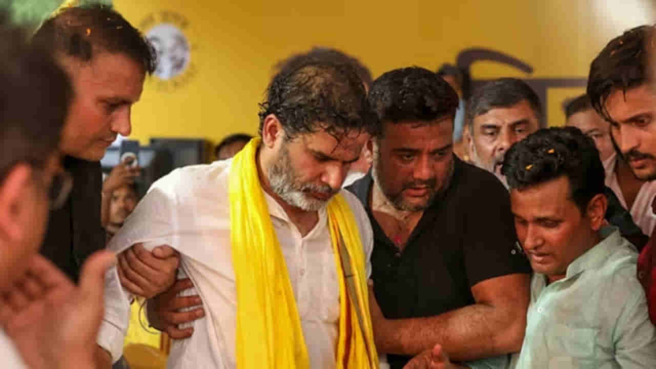 Bihar: ప్రశాంత్ కిషోర్కు తృటిలో తప్పిన ప్రాణాపాయం... బీహార్లో రోడ్డు షోలో ఢీకొన్న గుర్తు తెలియని వాహనం