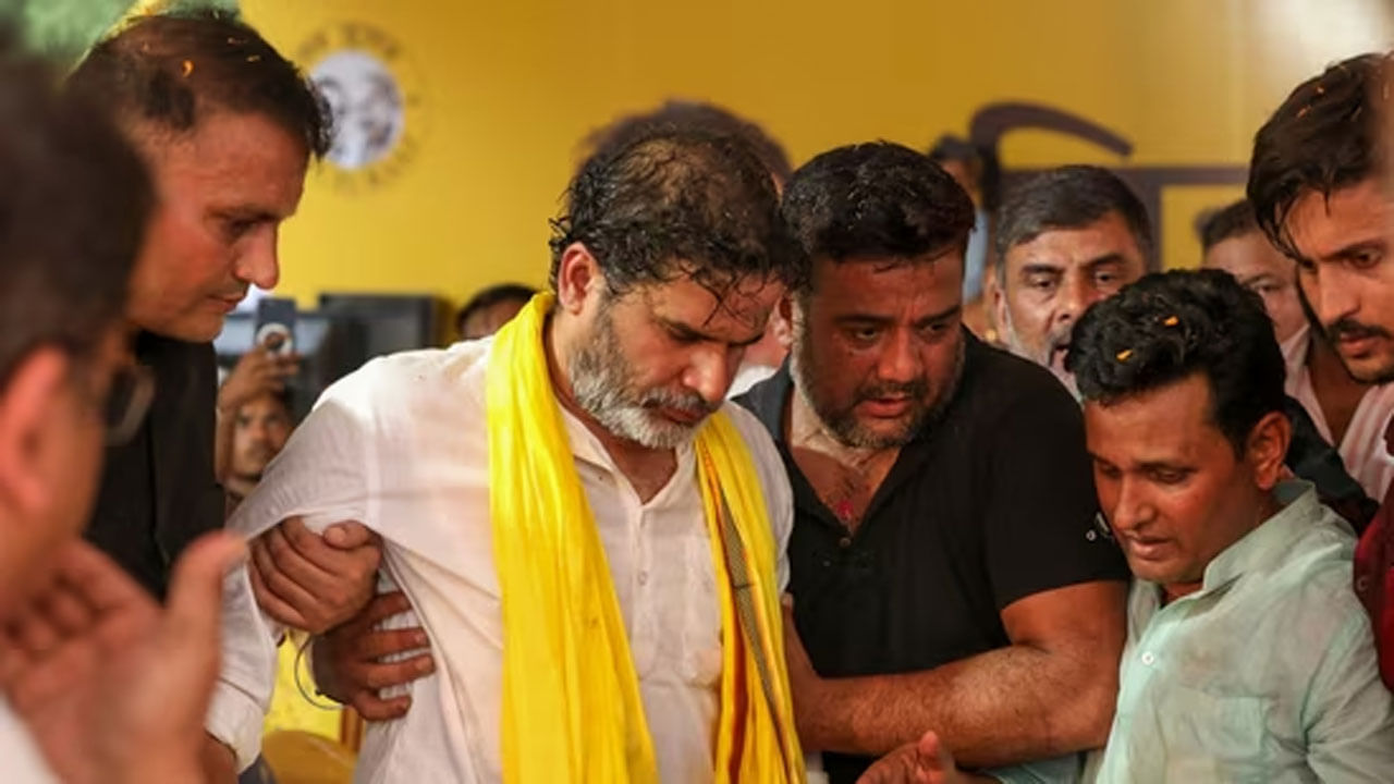 Bihar: ప్రశాంత్‌ కిషోర్‌కు తృటిలో తప్పిన ప్రాణాపాయం... బీహార్‌లో రోడ్డు షోలో ఢీకొన్న గుర్తు తెలియని వాహనం