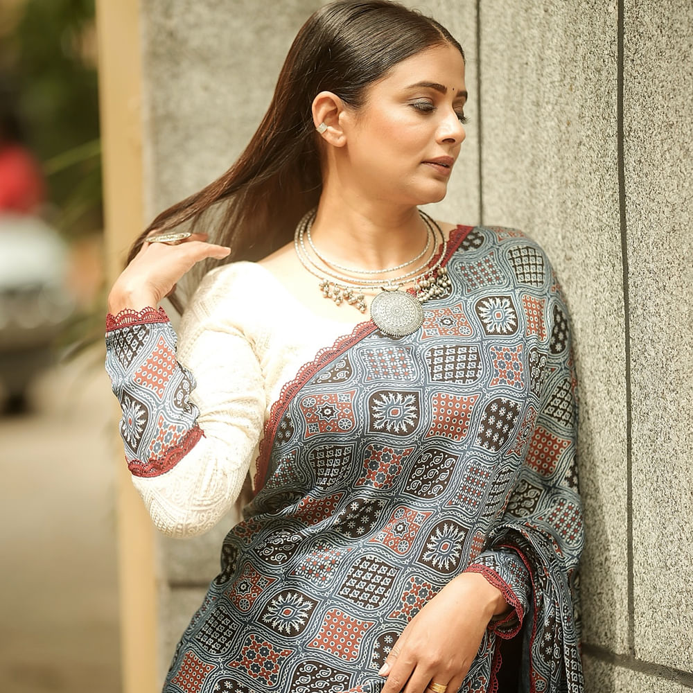 ఇక సోషల్ మీడియాలో ఈ ముద్దుగుమ్మ చాలా యాక్టివ్ గా ఉంటుంది. రెగ్యులర్ గా ఫోటోలు, వీడియోలు షేర్ చేస్తూ అభిమానులను ఆకట్టుకుంటుంది. ఈ చిన్నది చీరకట్టులో నెటిజన్స్ మతి పోగొడుతుంది. తాజాగా మరోసారి చీరకట్టులో అదరగొట్టింది ఈ అమ్మడు.