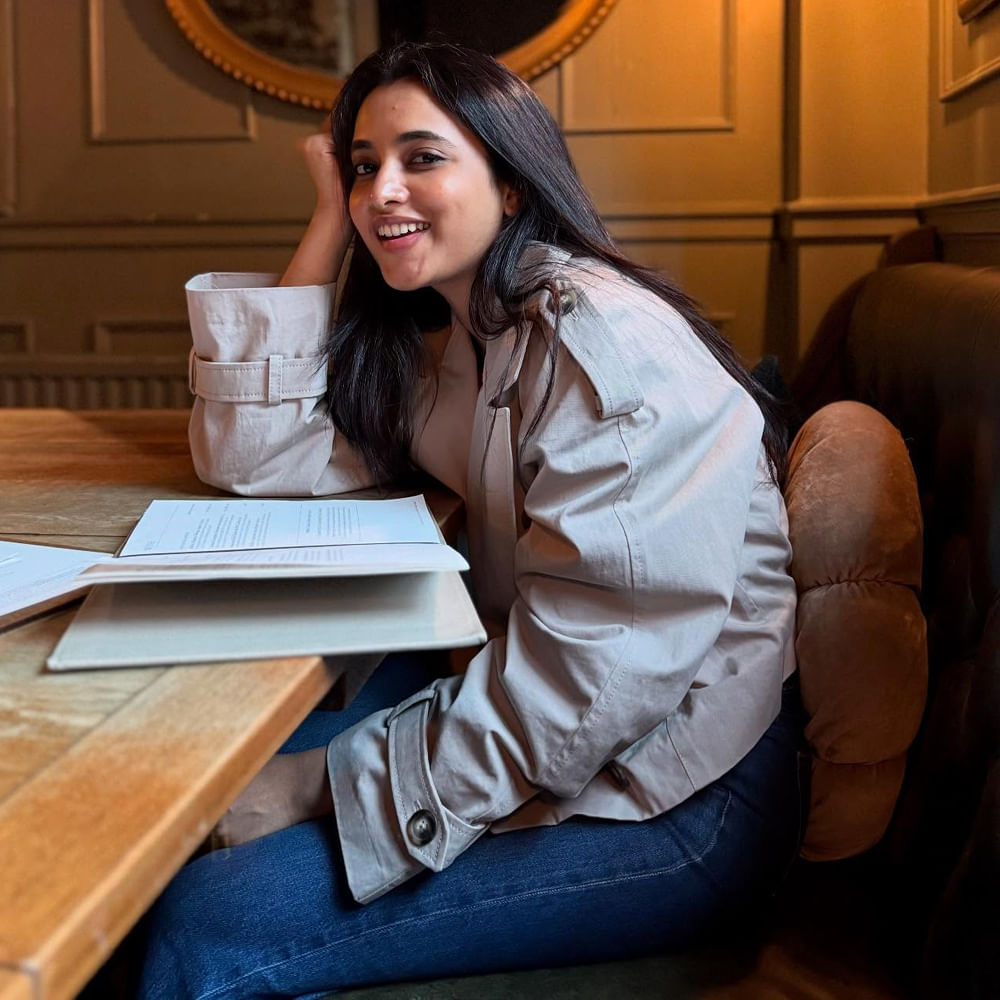 ఈ అందాల తార ఇప్పుడు ఏకంగా పవర్ స్టార్ పవన్ కల్యాణ్ సినిమాలో హీరోయిన్ ఛాన్స్ కొట్టేసింది. స్టైలిష్ డైరెక్టర్ సుజిత్ తెరకెక్కిస్తోన్నతెరకెక్కిస్తోన్న ఓజీలో ఈ బ్యూటీనే మెయిన్ హీరోయిన్ గా ఎంపికైంది ప్రియాంక మోహన్. చివరిగా సరిపోదా శనివారంతో బ్లాక్ బస్టర్ మూవీని ఖాతాలో వేసుకుంది ప్రియాంక అరుళ్ మోహన్.