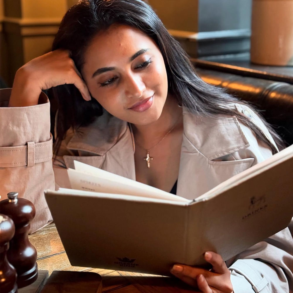 ప్రియాంక మోహన్.. స్టార్ హీరోలతో వరుసగా సినిమాలు చేస్తోంది ఈ అమ్మడు. పేరుకు మలయాళ నటినే అయినా పక్కింటమ్మాయిలా కనిపిస్తూ తెలుగు ఆడియెన్స్ కు బాగా చేరవవుతోంది. తన అందం, అభినయంతో టాలీవుడ్ లో క్రమంగా స్టార్ హీరోయిన్ గా ఎదుగుతోంది. కెరీర్ ప్రారంభంలోనే నాని, శర్వానంద్ లాంటి ప్రామిసింగ్ హీరోలతో కలిసి స్క్రీన్ షేర్ చేసుకుంది.