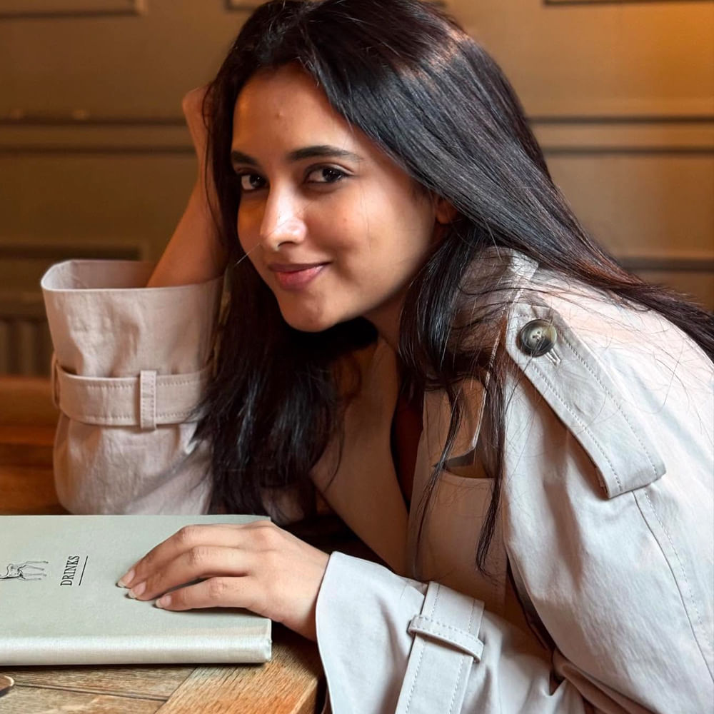 సినిమాలతో పాటు సోషల్ మీడియాలోనూ యాక్టివ్ గా ఉండే ఆమె రెగ్యులర్ గా ఫోటోలు, వీడియోలు షేర్ చేస్తూ అభిమానులను ఆకట్టుకుంటుంది. మొన్నటివరకు గ్లామర్ డోస్ కు దూరంగా ఉండే ఈ అమ్మడు ఇప్పుడు తన బ్యూటీ ఫుల్ ఫొటోలతో అభిమానులను మెప్పిస్తుంది.