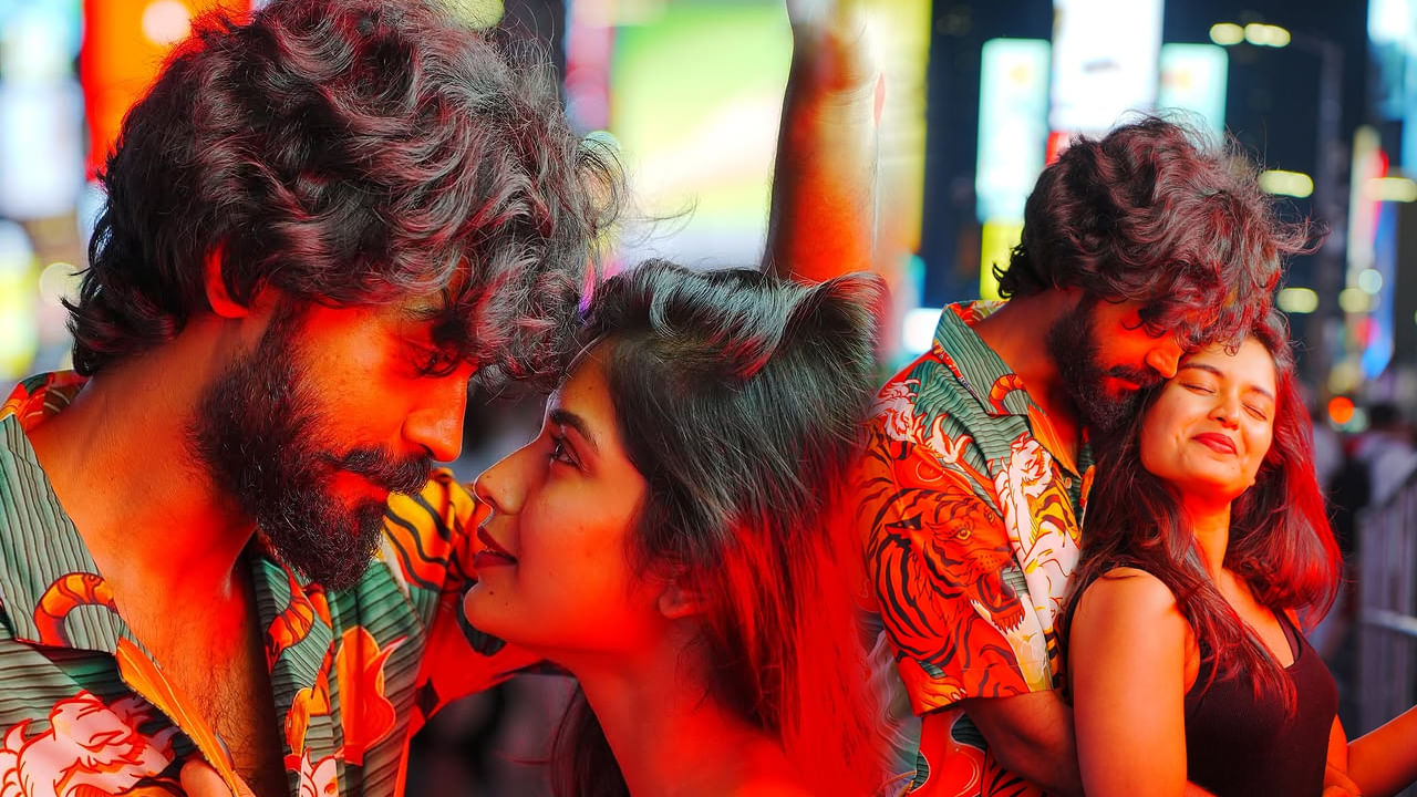 ఇక బిగ్గెస్ట్ తెలుగు రియాల్టీ షో బిగ్ బాస్ హౌస్ లోకి వెళ్లి తన ఆటతీరుతో ఎంతో మంది మనసు దోచుకుంది. ఇక హౌస్ నుంచి వచ్చాక ఈ బ్యూటీ తన గ్లామర్ డోస్ పెంచిందనే చెప్పాలి. ఎప్పుడూ తన గ్లామర్ ఫొటోస్ షేర్ చేస్తూ రచ్చ చేసేది. కానీ తాజాగా తన లవర్‌తో అమెరికా వీధుల్లో ఎంజాయ్ చేసిన ఫొటోస్ షేర్ చేసింది. ఆ ఫొటోల్లో వీరు కాస్త హద్దులు మీరడంతో.. నడి రోడ్డు పై ఏంటీ ఆ రొమాన్స్ మీరు ఇంకా మారరా అంటూ కామెంట్స్ చేస్తున్నారు నెటిజన్స్. ప్రస్తుతం ఈ ఫొటోస్ నెట్టింట తెగ వైరల్ అవుతున్నాయి.