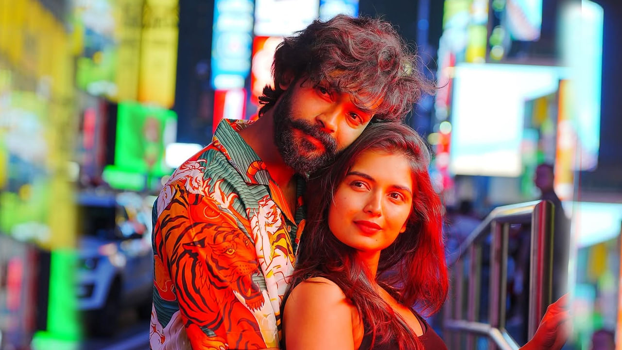 అయితే రీసెంట్‌గా ఈ అమ్మడు పలు ఇంటర్వ్యూలలో వచ్చే సంవత్సరంలో తప్పక పెళ్లి పీటలెక్కుతాం అంటూ చెప్పుకొచ్చిన విషయం తెలిసిందే. దీంతో ఈ లవ్ బర్ట్స్ ఫ్యాన్స్ ఆనందం మాటల్లో చెప్పలేనేది. ఇక ఎప్పుడూ సోషల్ మీడియాలో చాలా యాక్టివ్‌గా ఉంటూ తన అందంతో అందరినీ మాయ చేస్తుంటుంది ఈ బ్యూటీ.