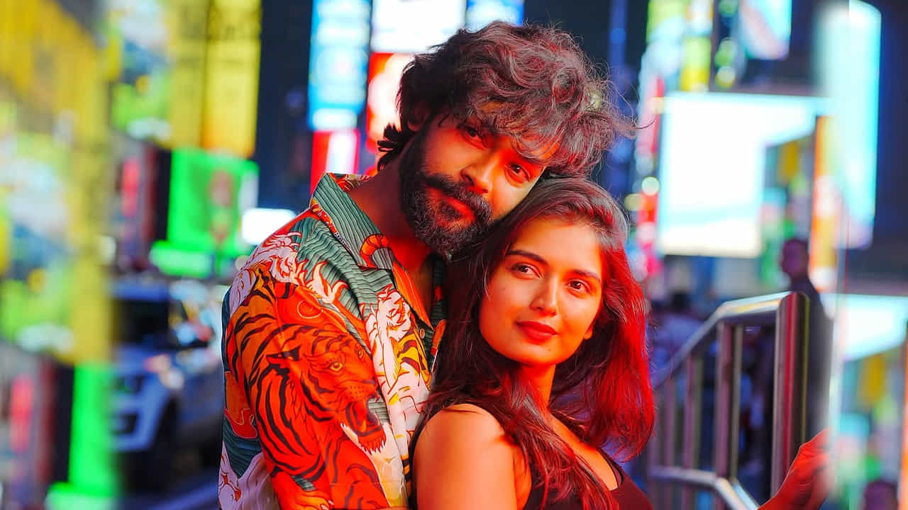 అయితే రీసెంట్గా ఈ అమ్మడు పలు ఇంటర్వ్యూలలో వచ్చే సంవత్సరంలో తప్పక పెళ్లి పీటలెక్కుతాం అంటూ చెప్పుకొచ్చిన విషయం తెలిసిందే. దీంతో ఈ లవ్ బర్ట్స్ ఫ్యాన్స్ ఆనందం మాటల్లో చెప్పలేనేది. ఇక ఎప్పుడూ సోషల్ మీడియాలో చాలా యాక్టివ్గా ఉంటూ తన అందంతో అందరినీ మాయ చేస్తుంటుంది ఈ బ్యూటీ.