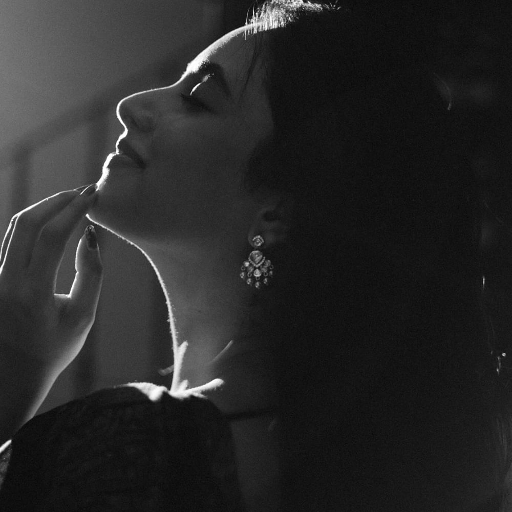 తెలుగులో క్రేజీ హీరోయిన్. మొదటి సినిమాతోనే కథానాయికగా మంచి గుర్తింపు తెచ్చుకుంది. అందం, అభినయంతో ఇండస్ట్రీలో తనదైన ముద్ర వేసిన ఈ అమ్మడు.. తెలుగుతోపాటు తమిళం భాషలలో పలు చిత్రాల్లో నటించి సక్సెస్ అయ్యింది. అయినా ఆఫర్స్ కోసం వెయిట్ చేస్తుంది. 