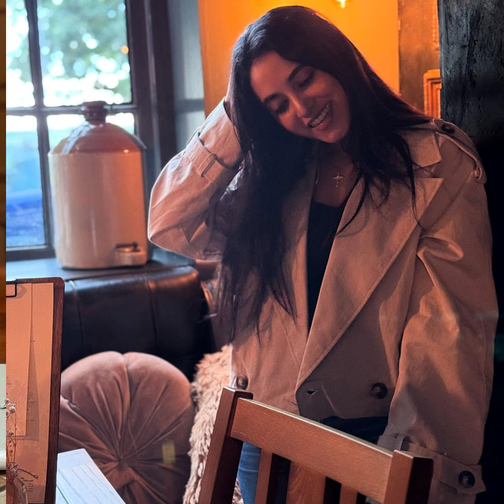 తాజాగా ఈ అమ్మడు సోషల్ మీడియాలో షేర్ చేసిన ఫోటోలు అభిమానులను కవ్విస్తున్నాయి. అందాలు ఒలకబోస్తూ క్రేజీ ఫోటోలను పంచుకుంది. ఈ ఫోటోల పై నెటిజన్స్ క్రేజీ కామెంట్స్ చేస్తున్నారు. అమ్మడి అందాలను పొగుడుతూ కామెంట్స్ చేస్తున్నారు.