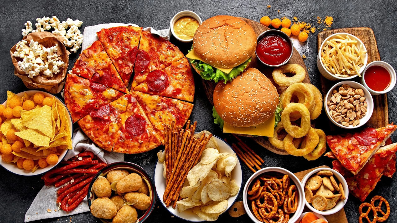 ప్రాసెస్ చేసిన ఆహారాలు: ప్రాసెస్ చేసిన ఆహారాలు ఎక్కువగా తీసుకోవడం వల్ల టైప్ 2 డయాబెటిస్ అభివృద్ధి చెందుతుంది. ఈ ఆహారాలలో చక్కెర, సోడియం,  కొవ్వు అధికంగా ఉంటాయి. దీని కారణం మూత్రపిండాలు దెబ్బతింటాయి.