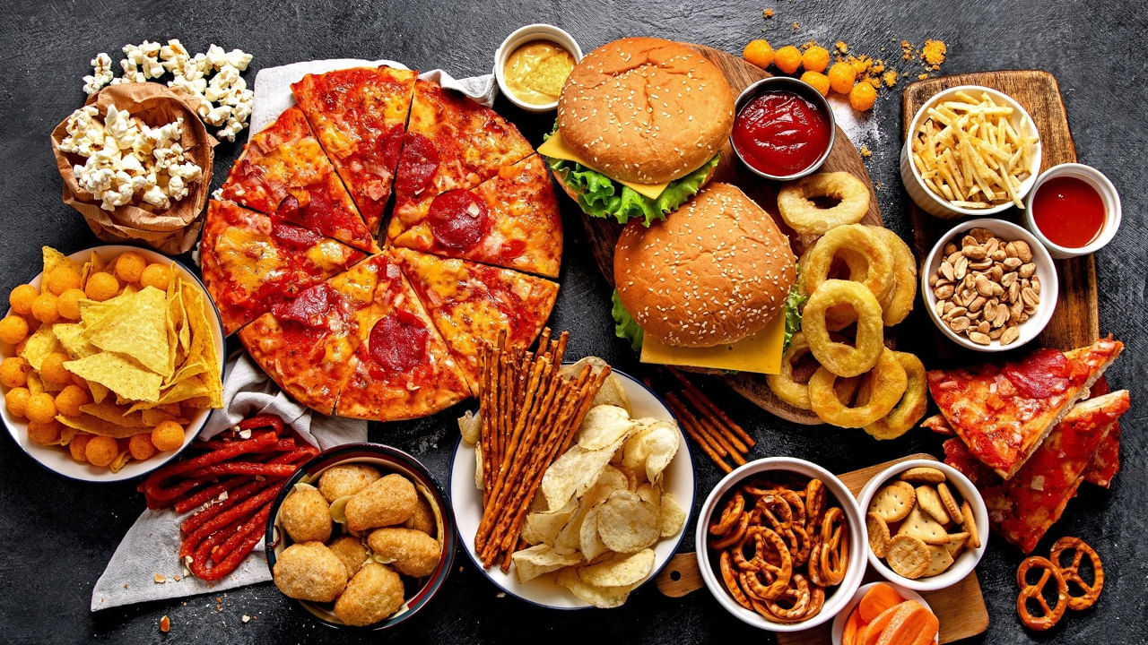 ఆహార పదార్థాల్లో మార్పులు చేసుకోవడం ద్వారా మాన‌సికంగా, శారీరంకంగా ఒత్తిడికి దూరం కావ‌డమే కాకుండా డే అంతా యాక్టివ్‌గా ఉండవచ్చు. ప్రాసెస్డ్ ఫుడ్‌, రెడీ టూ కుక్‌, రెడీ టూ ఈట్ ఆహార పదార్థాలను దూరంగా ఉండాలి.