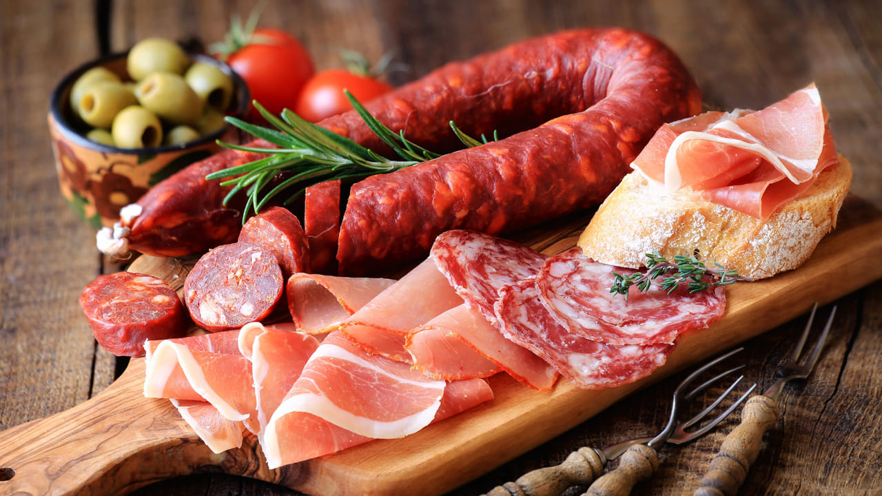 ప్రాసెస్ చేసిన మాంసం.. బేకన్, సాసేజ్, హామ్ సాధారణంగా అల్పాహారంలో భాగంగా ఉంటాయి. వీటిలో నైట్రేట్లు ఉంటాయి, ఇవి క్యాన్సర్ ప్రమాదాన్ని పెంచుతాయి. ఈ ఆహారాలలో అధిక ఉప్పు కంటెంట్ మీ రక్తపోటు స్థాయిలను ప్రభావితం చేస్తుంది. అందువల్ల అల్పాహారం కోసం ప్రాసెస్ చేసిన మాంసాన్ని తినకుండా ఉండటం ముఖ్యం. 