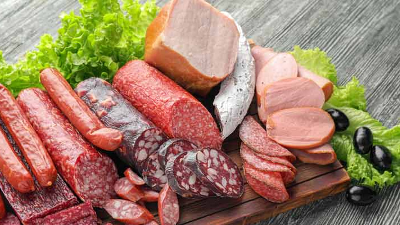 ప్రాసెస్ చేసిన మాంసం: ప్రాసెస్ చేసిన మాంసాంలో సోడియం అధికంగా ఉంటుంది. దీన్ని తరుచూ తీసుకుంటే రక్తపోటు ప్రమాదం పెరుగుతుంది. దీన్ని ఆహారంగా తీసుకోవడం వల్ల మూత్రపిండాలపై అదనపు ఒత్తిడిని పడుతుంది. జంతు ప్రోటీన్లను అతిగా తింటే కిడ్నీ వ్యాధి బారిన పడతారని ఆరోగ్య నిపుణులు చెబుతున్నారు.