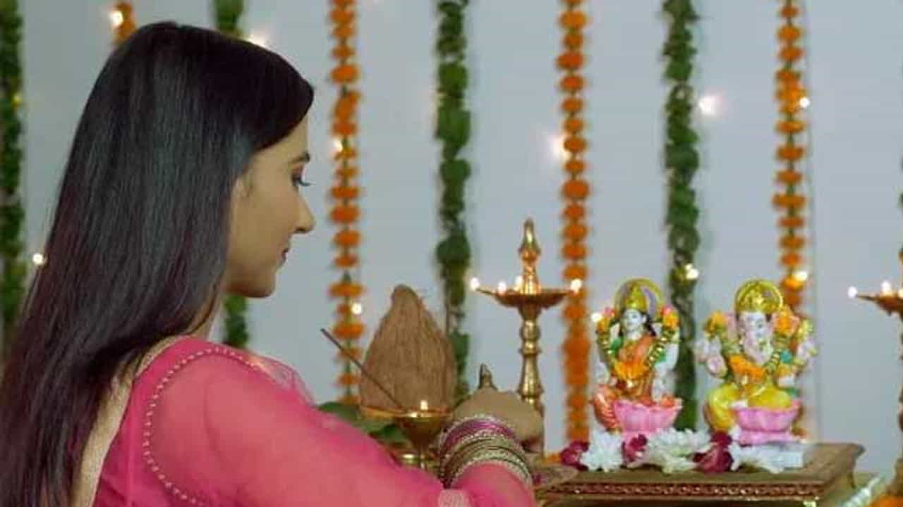 ఒక నిర్దిష్ట సమయం వరకు మాత్రమే ఆహారం తీసుకోవడం, మిగిలిన సమయంలో ఉపవాసం ఉండటం ఒక రకమైన ఉపవాసం. దిన్ని అడపాదడపా ఉపవాసం అంటారు. అదే అదే సంప్రదాయ ఉపవాసం అంటే మతపరమైన ఆచారాల ప్రకారం ఉపవాసం ఉండటం. ఉదాహరణకు, ఏకాదశి, నవరాత్రి మరియు ప్రదోష వ్రతం వంటివి. చాలామంది పాటించే ఉపవాసం ఇదే.