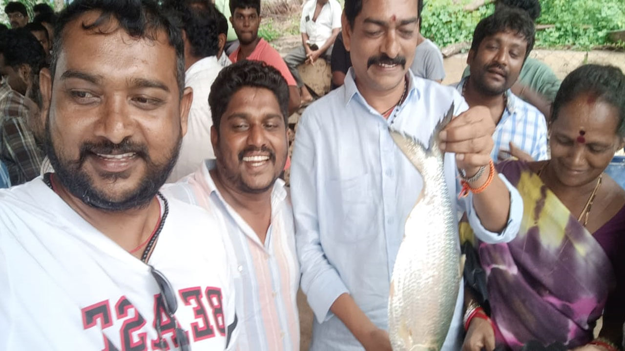 Andhra Pradesh: 2 కిలోల పులసకు రూ.26వేలు... యానాంలో మరోసారి రికార్డు ధర పలికిన పులస చేప