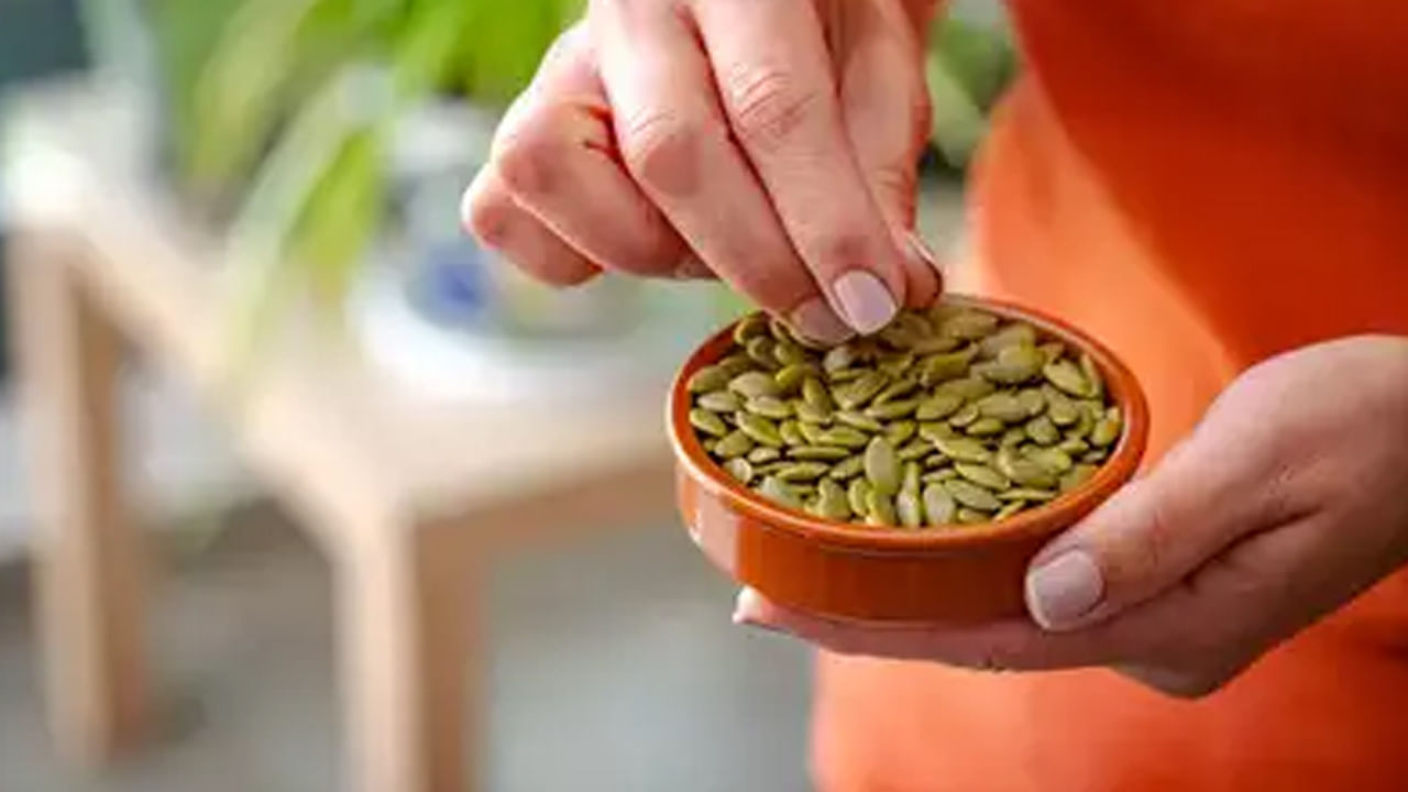 గుమ్మడి గింజల్లో ఫైబర్​ పుష్కలంగా ఉంటుంది. ఇది మీ జీర్ణక్రియ వ్యవస్థను మెరుగుపరుస్తుంది. గుమ్మడి గింజల నీటితో శరీరానికి అనేక విటమిన్లు లభిస్తాయి.
గుమ్మడి గింజలను రాత్రంతా నానపెట్టండి. లేదా కనీసం ఆరు గంటలైన నానపెట్టి తీసుకోవాలని నిపుణులు సూచిస్తున్నారు.