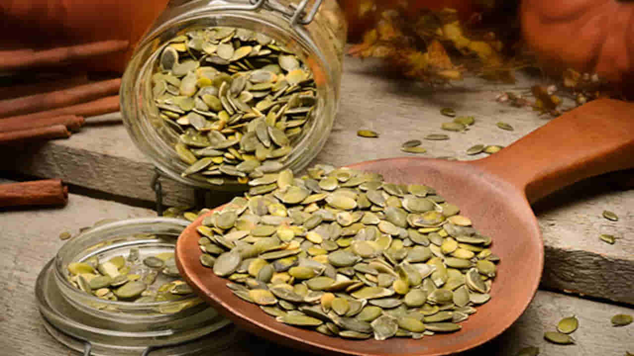 Pumpkin Seeds: గుమ్మడి గింజలు తింటున్నారా..? ఇలా తింటే రెట్టింపు లాభాలు..! తెలిస్తే..